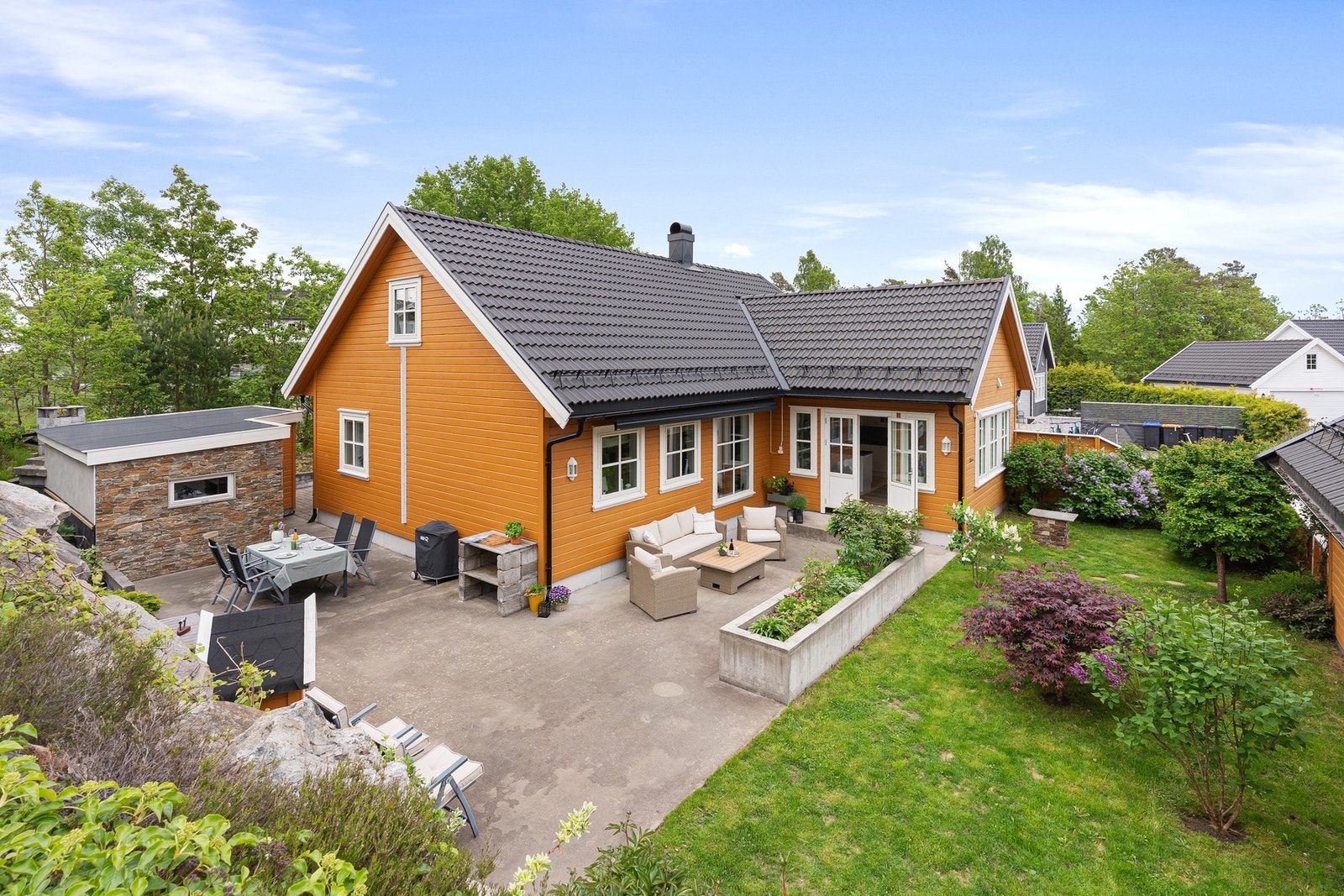 En velholdt og pent innredet enebolig - avskjermet og hyggelig uteområde. Galleribilde