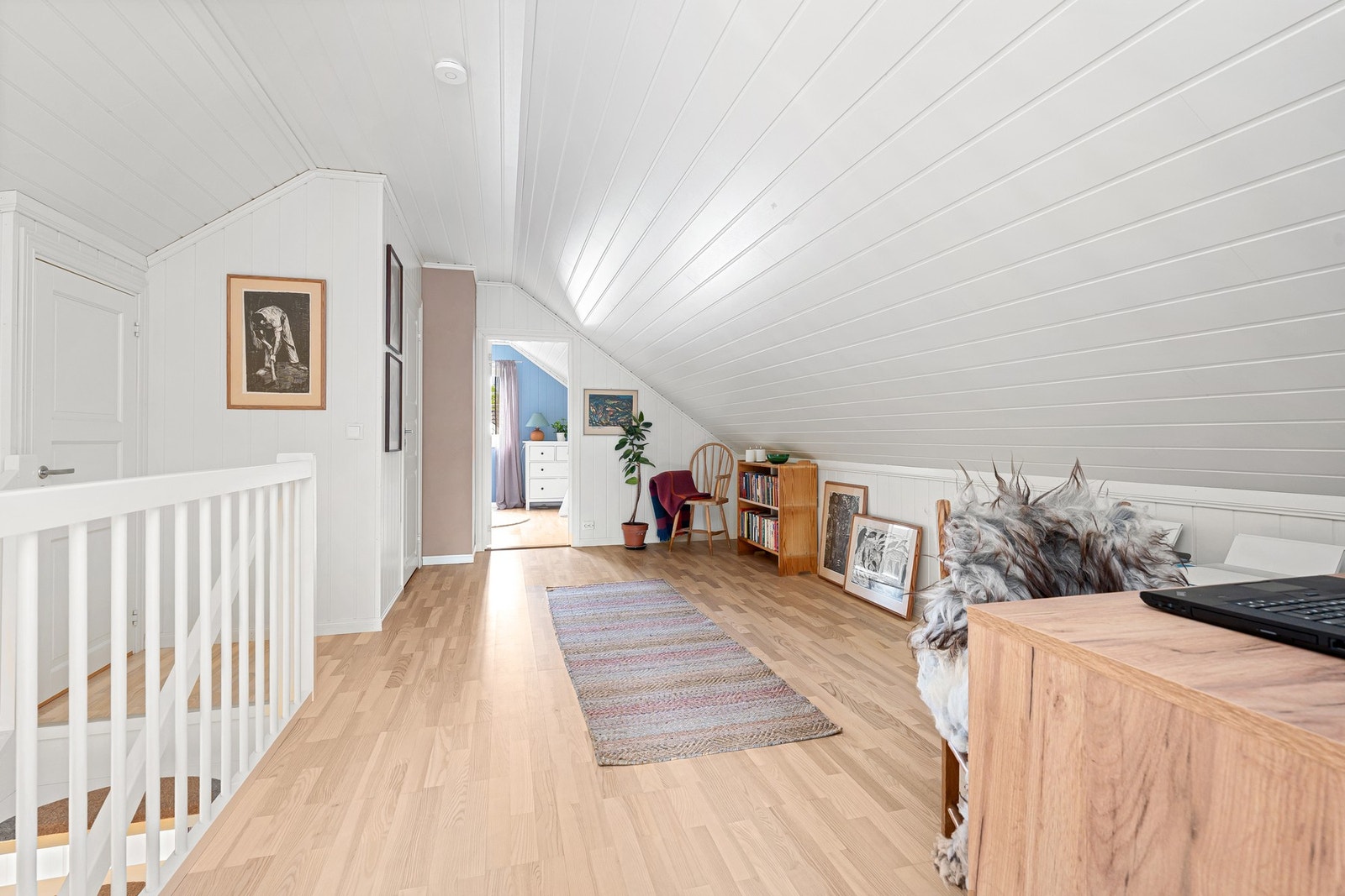 I 2. etasjen er det loftstue, 2 soverom og et ekstra baderom. Galleribilde