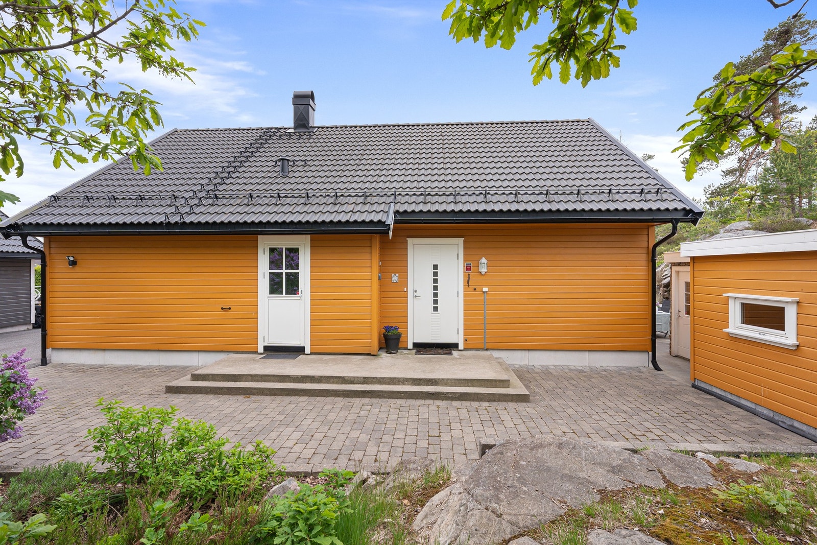 Inngangspartiet (dør til vaskerom til venstre og hovedinngangsdør til høyre). Galleribilde