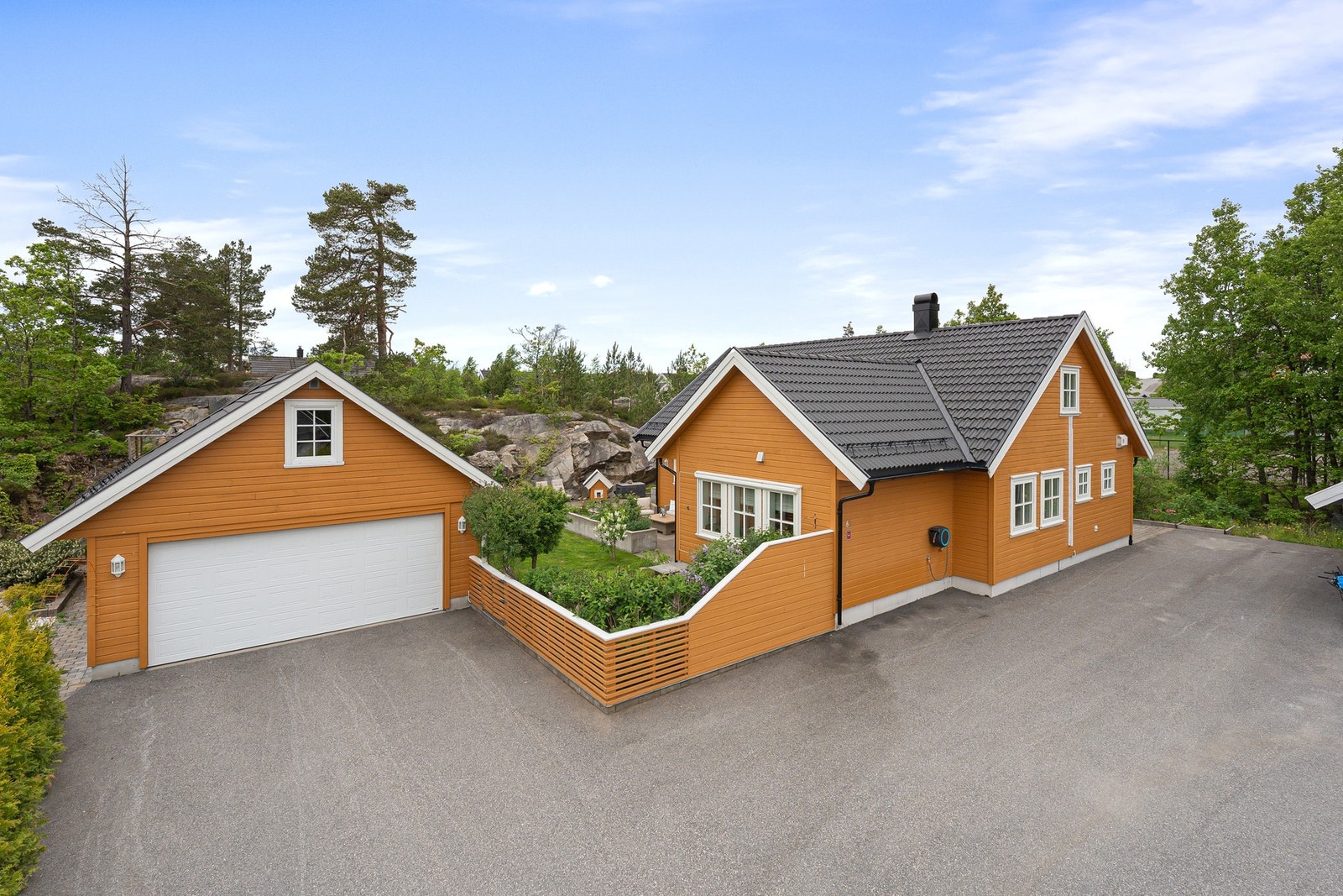 Det er tilhørende dobbel garasje med bod på loftet. Galleribilde