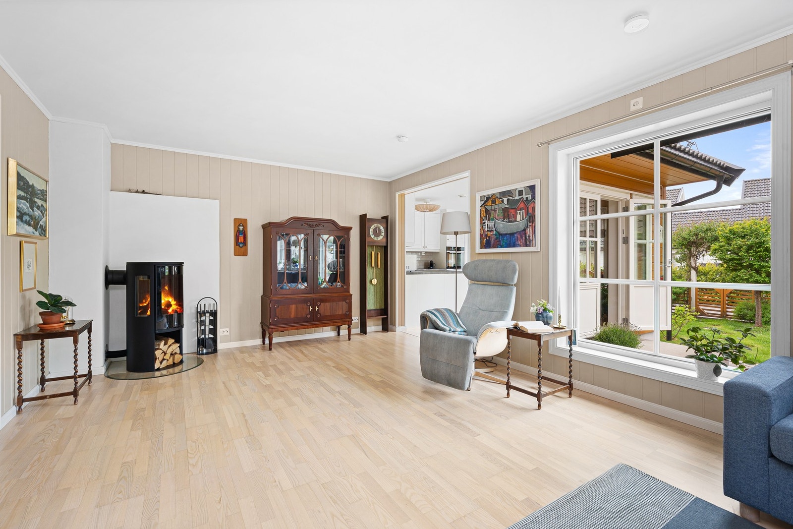 De store vindusflatene ut mot hagen, gir gode lysforhold i rommet. Galleribilde