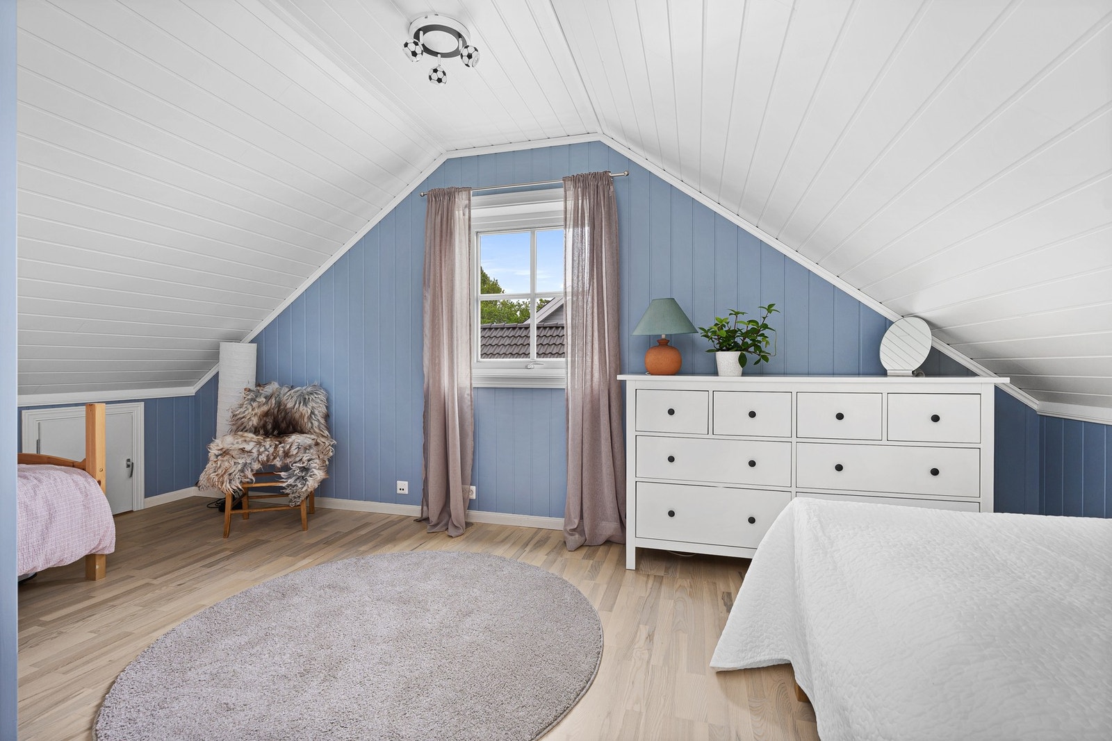 Soverommene oppe ligger på hver side av loftstua med vinduer tilknyttet brannstiger. Galleribilde