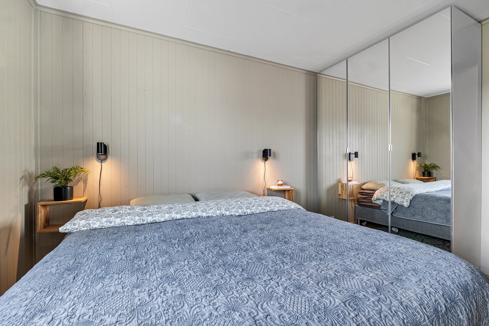 Soverom innredet med garderobeskap. Galleribilde
