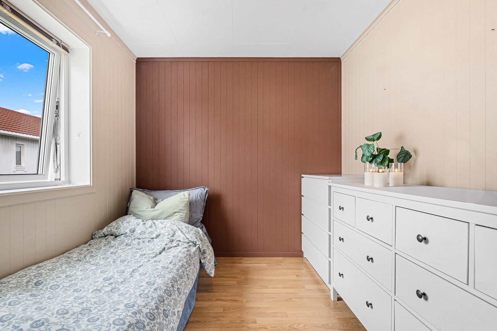 Soverom nr. 2 - Plass til seng og kommode. Galleribilde