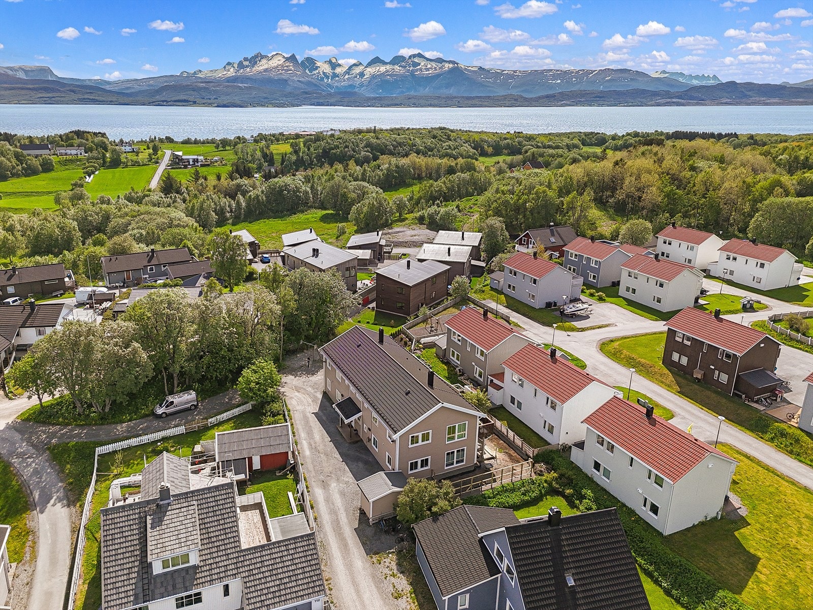 Leiligheten har to parkeringsplasser. Galleribilde