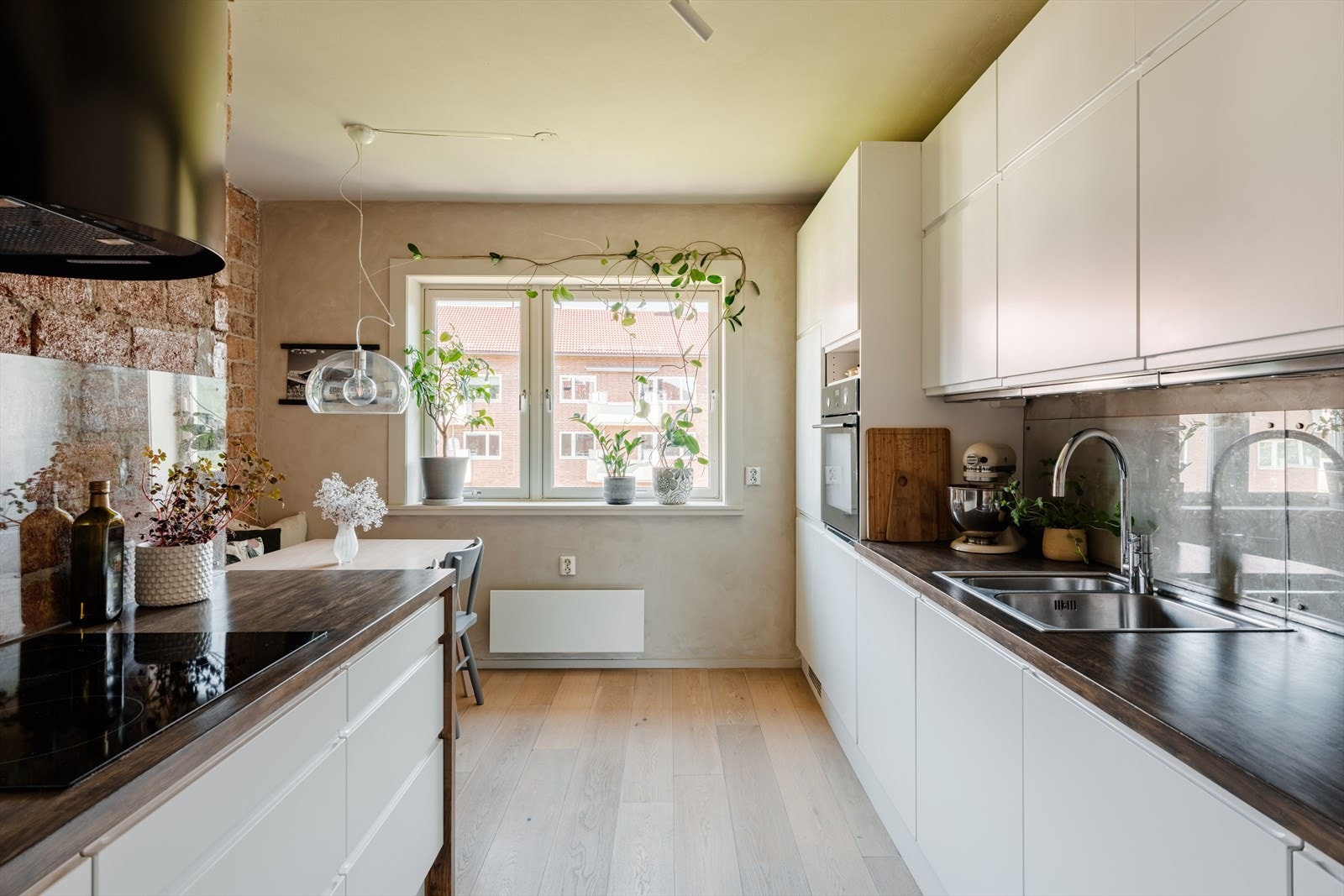 Innbydende og stilrent kjøkken med moderne uttrykk og fine materialvalg. Galleribilde