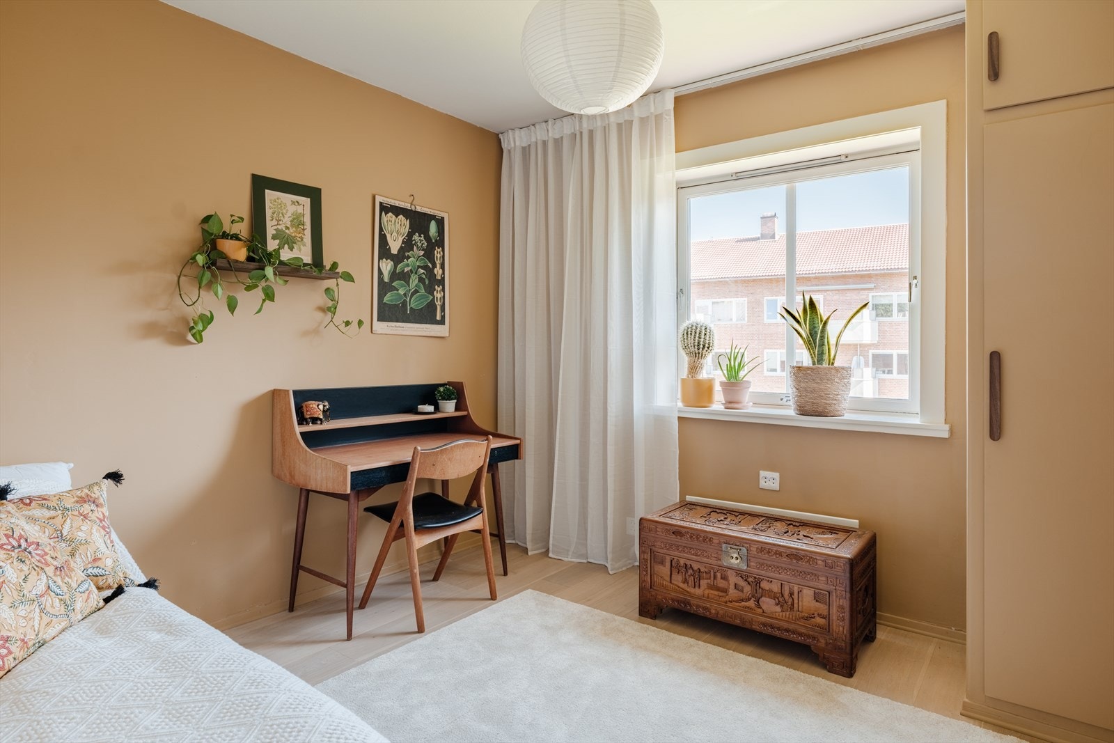 Soverom II er også i god størrelse. Store vindusflater slipper inn rikelig med naturlig lys og gir hyggelig utsyn mot grønne omgivelser. Galleribilde