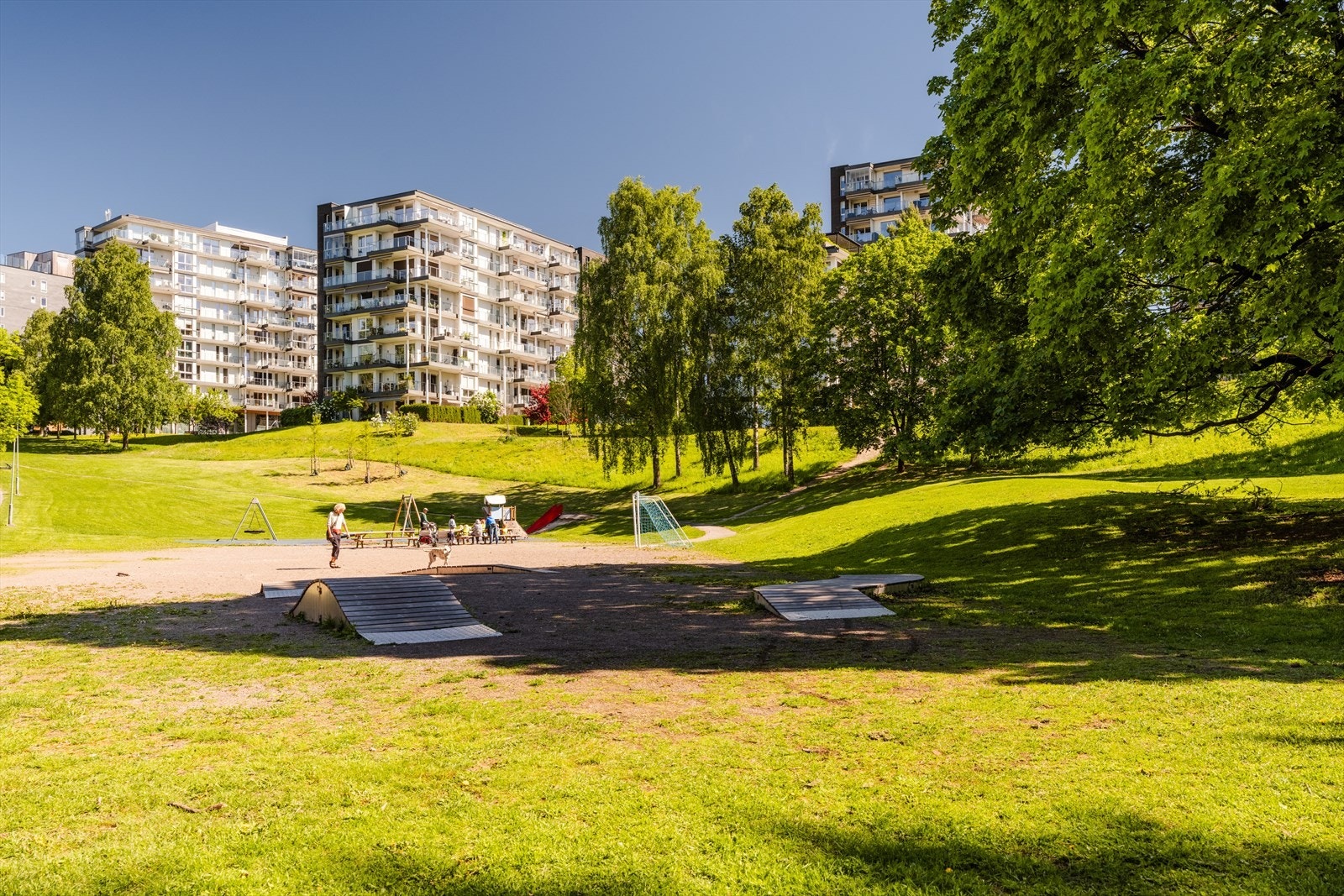 Boligen ligger i et attraktivt boligområde med kort gangavstand til handlegater, kaféer, et variert servicetilbud og god offentlig kommunikasjon. Galleribilde
