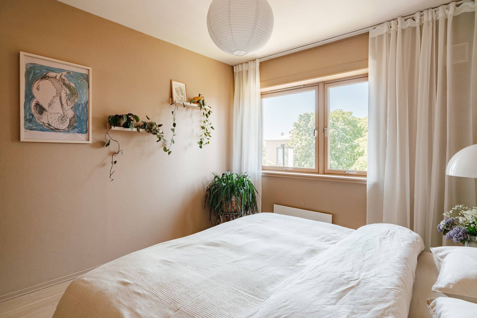 Rommet har god plass til dobbeltseng med tilhørende nattbord, og oppleves både luftig og innbydende. Galleribilde