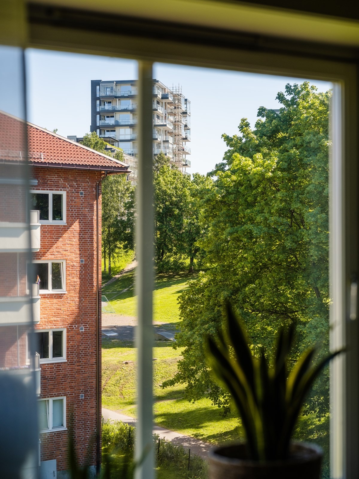Store vindusflater sørger for godt lysinnslipp og hyggelig utsyn mot grønne omgivelser. Galleribilde