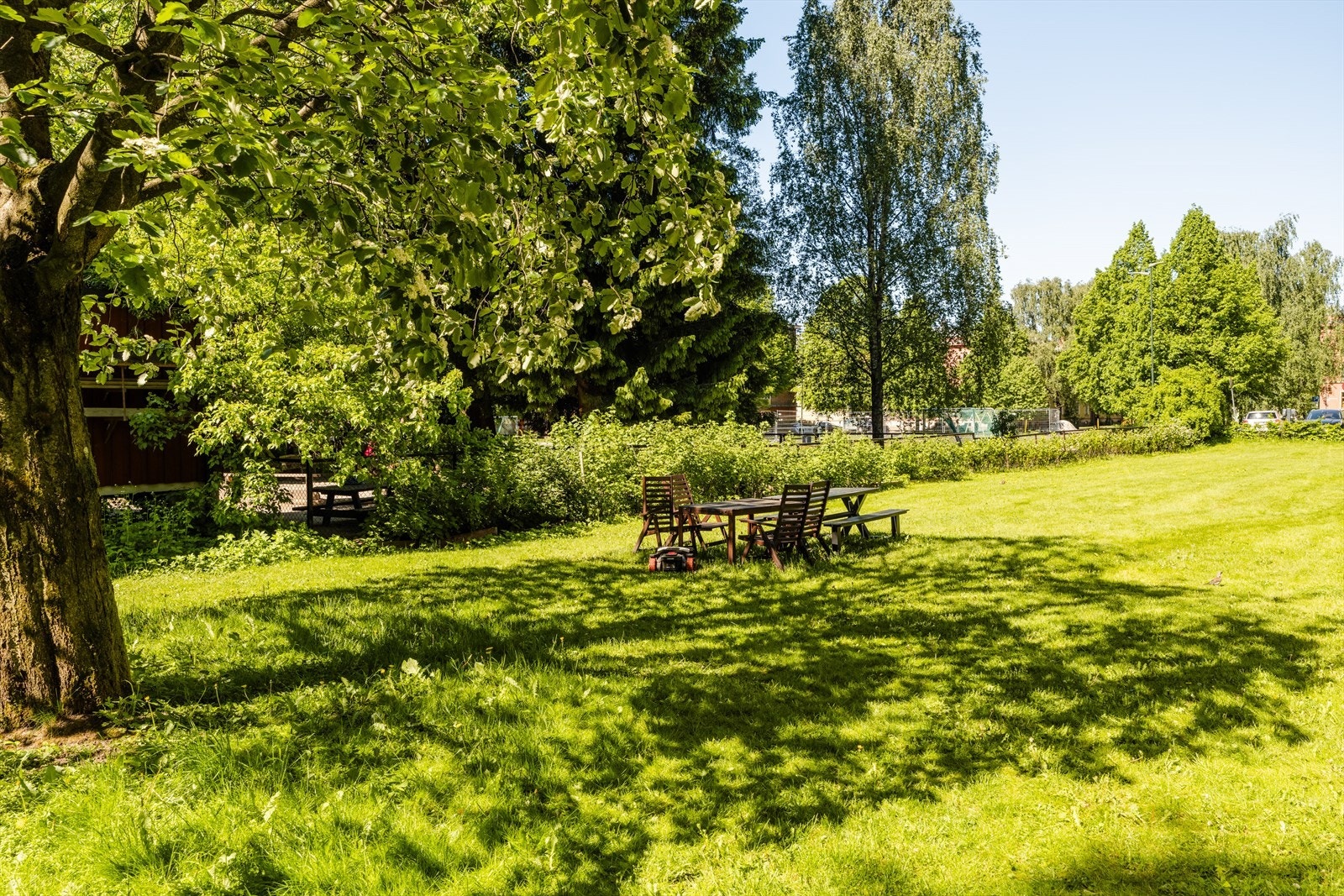 Selv om området er meget sentralt, er det likevel rolig og barnevennlig. Her vil du bo skjermet, rolig og tilbaketrukket i grønne omgivelser helt uten gjennomfartstrafikk. Galleribilde