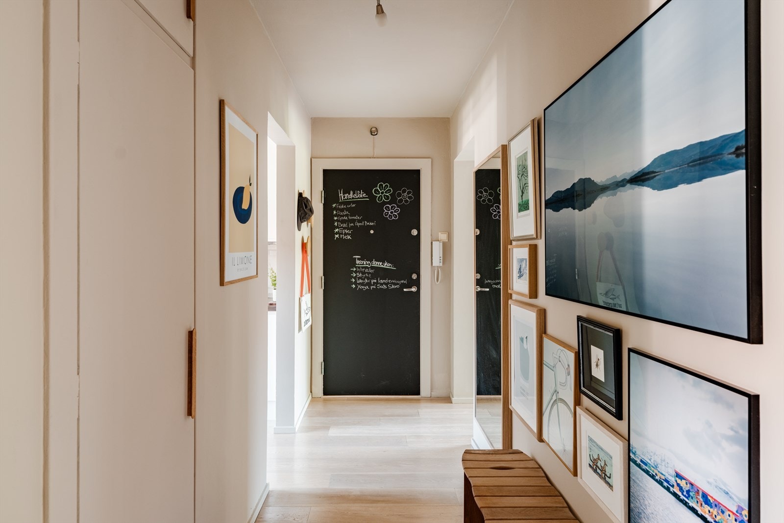 Det er god plass til oppbevaring av ytterjakker i gang, se skap til venstre i bildet. I tillegg kan man fint sette inn skoskap eller skohyller. Det er montert callinganlegg. Galleribilde
