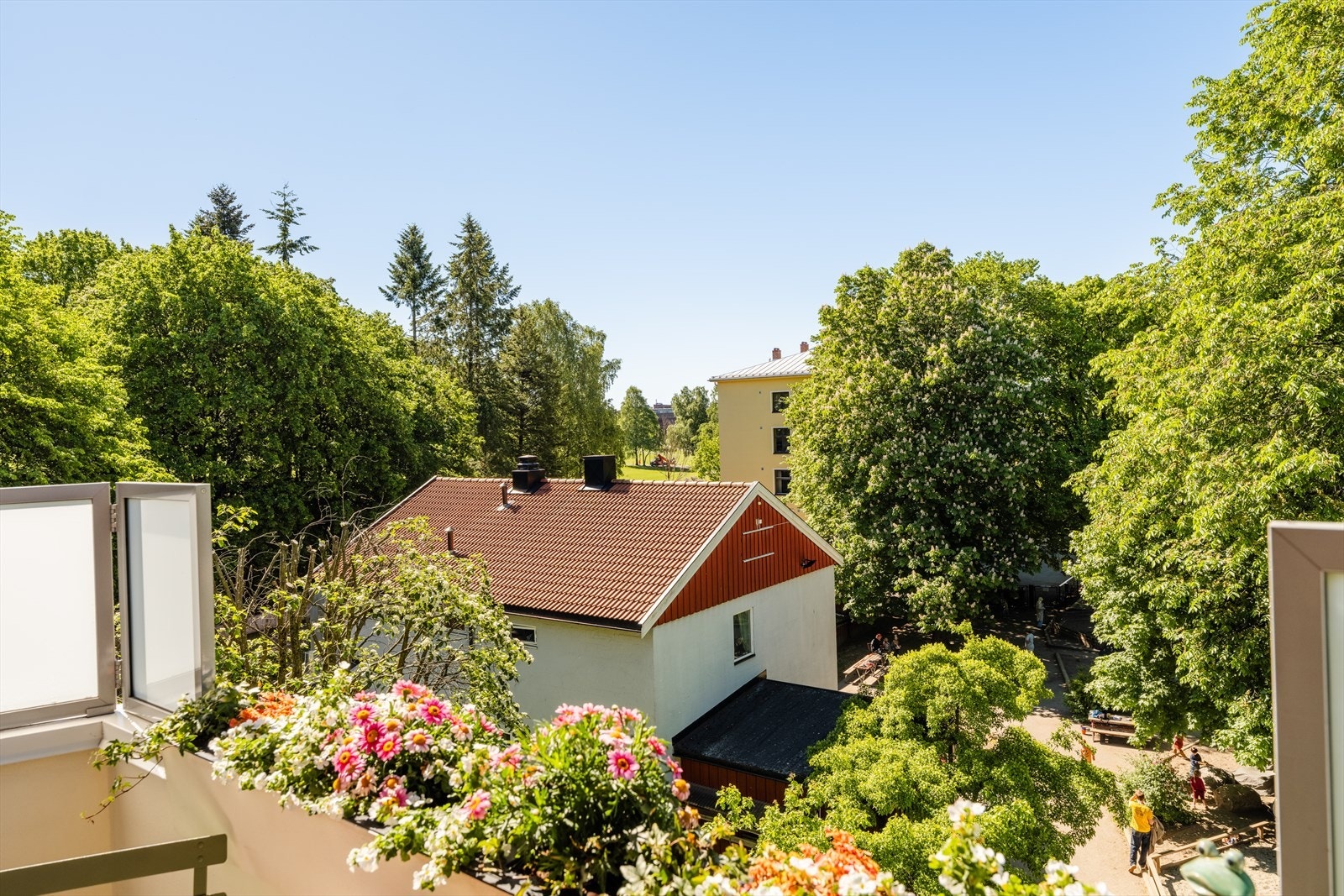 Balkongen har god plass til cafésett og beplantning, og fungerer som en naturlig forlengelse av oppholdsrommet i sommerhalvåret. Galleribilde