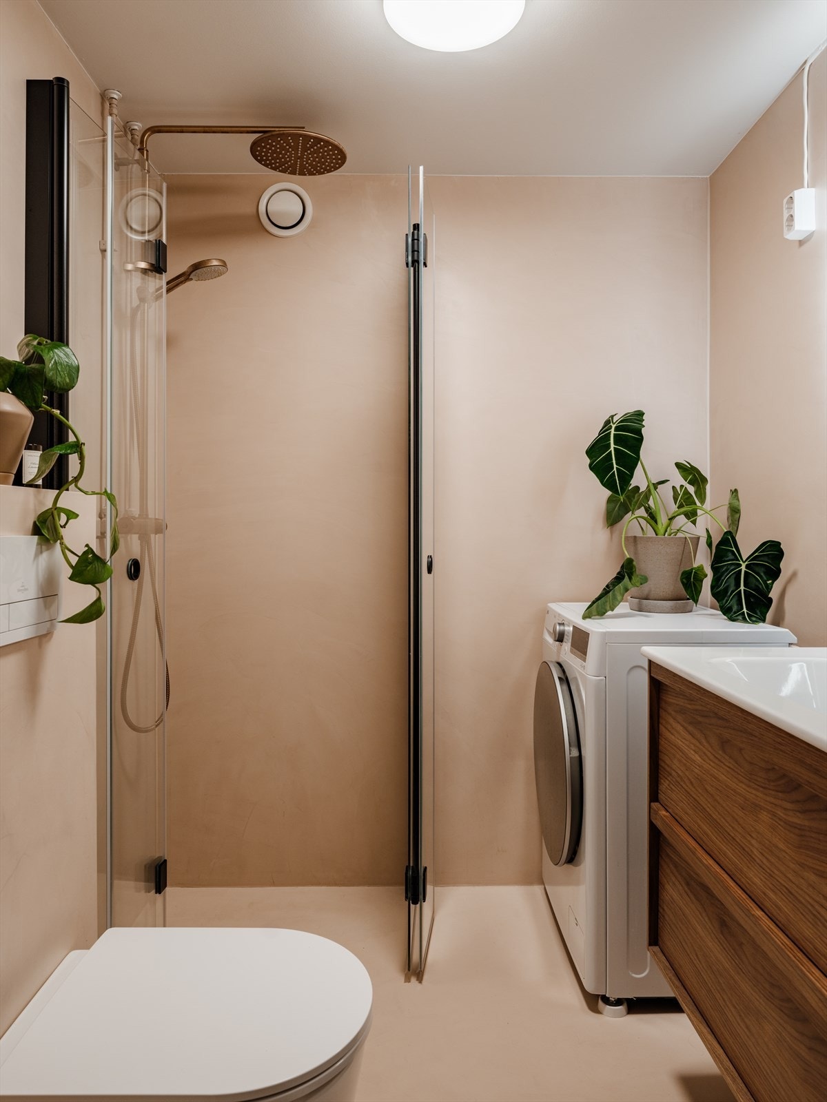 Badet er praktisk utformet med god plassutnyttelse og har dusjsone med innfellbare glassdører, servantinnredning fra anerkjente Haven med dype oppbevaringsskuffer og speil med integrert belysning. Galleribilde
