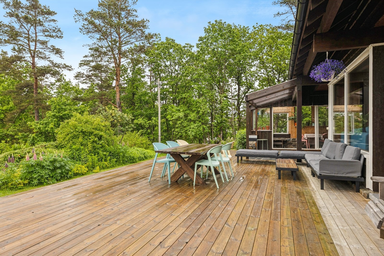 Terrassen har god plass til både sittegruppe og spisebord for sosiale sammenkomster. Galleribilde