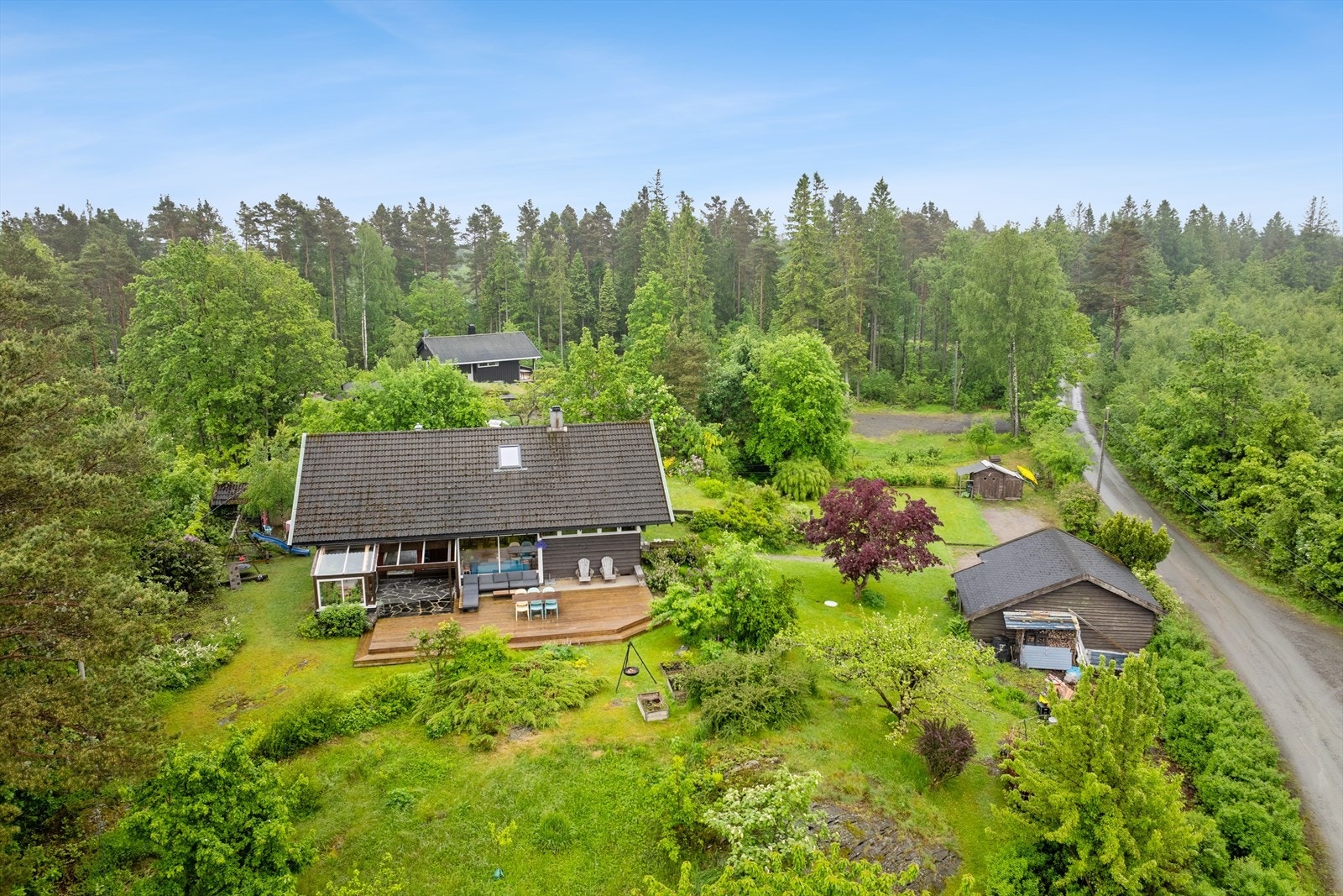 Eiendommen ligger i et etablert boligområde i Høvåg, med kort vei til både Lillesand og Kristiansand. Galleribilde