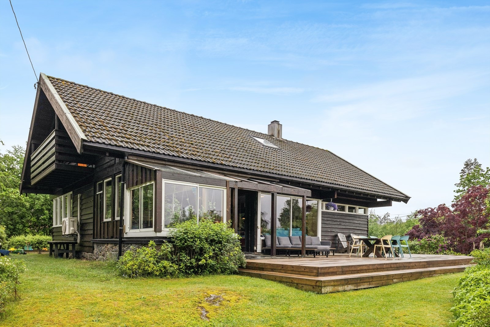 Store vindusflater og skyvedører gir en sømløs overgang til den store uteplassen. Galleribilde