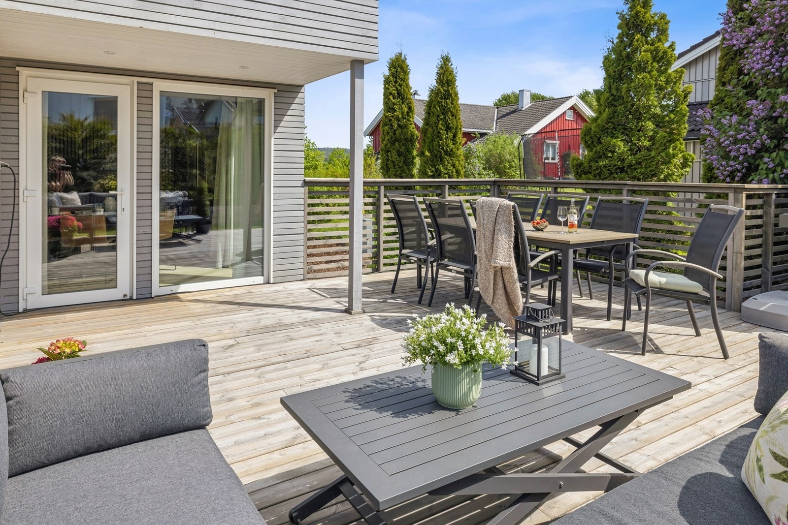 Fra oppholdsrommene er det utgang til en stor og solrik terrasse på hele 107 kvm. Galleribilde