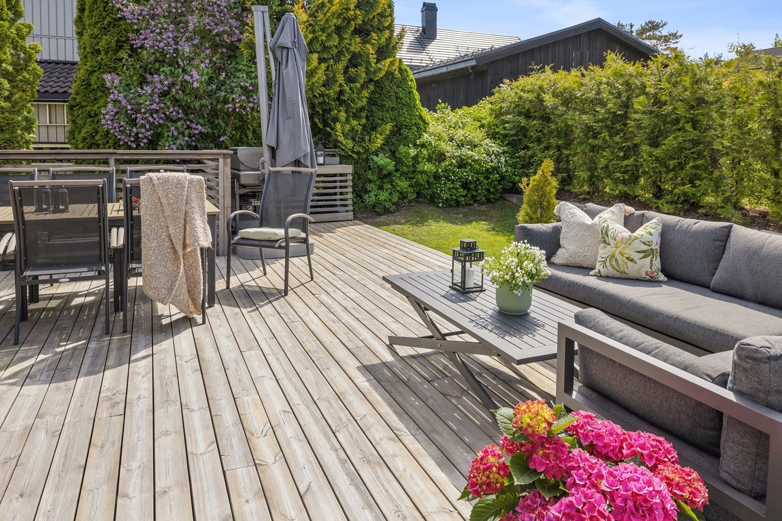 Terrassen har god plass til både spisegruppe, loungeområde og grill, og gir svært gode muligheter for sosiale sammenkomster og avslapning. Galleribilde