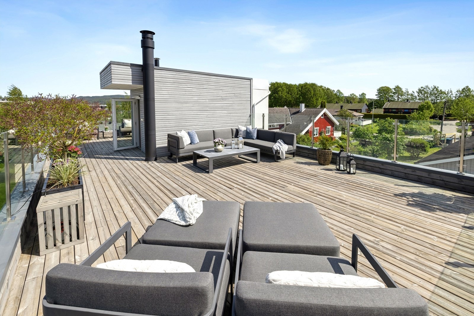Boligens øverste etasje består av en imponerende takterrasse på hele 70 kvm, som utgjør et helt unikt uterom. Galleribilde
