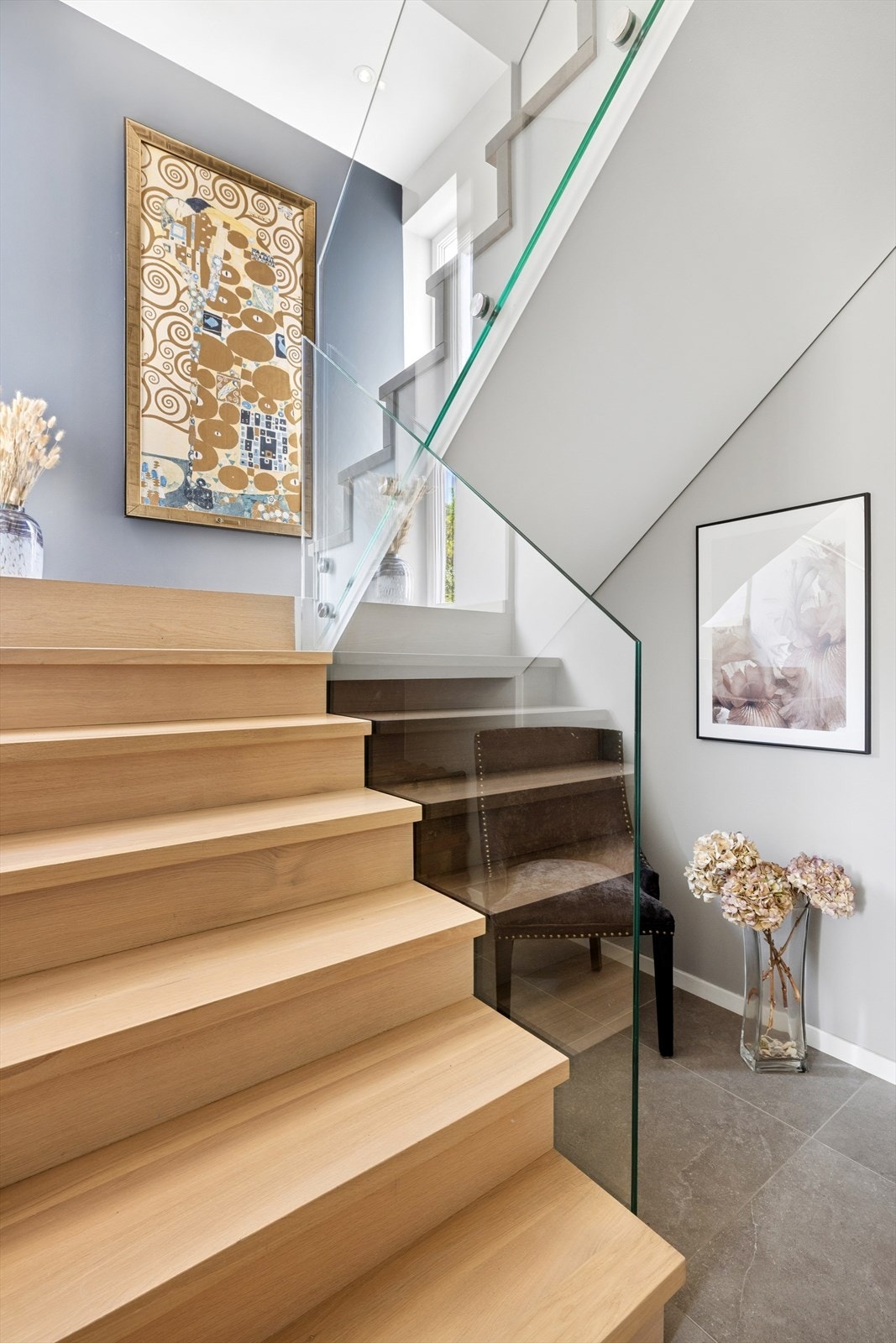 Videre leder hallen til trapp som forbinder boligens etasjer. Galleribilde