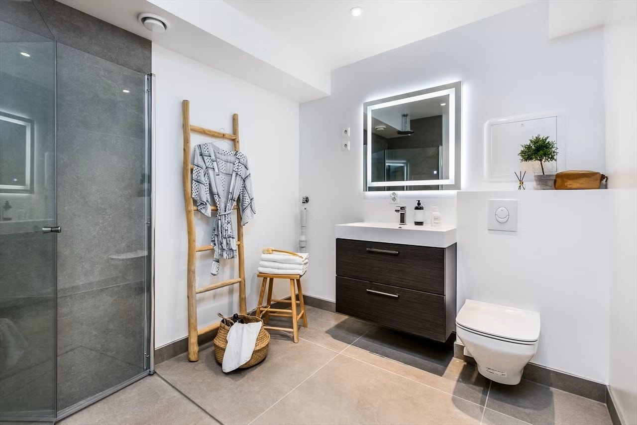 Badet fremstår moderne og delikat med flislagte gulv, kombinasjon av malte og flislagte vegger samt gulvvarme. Galleribilde