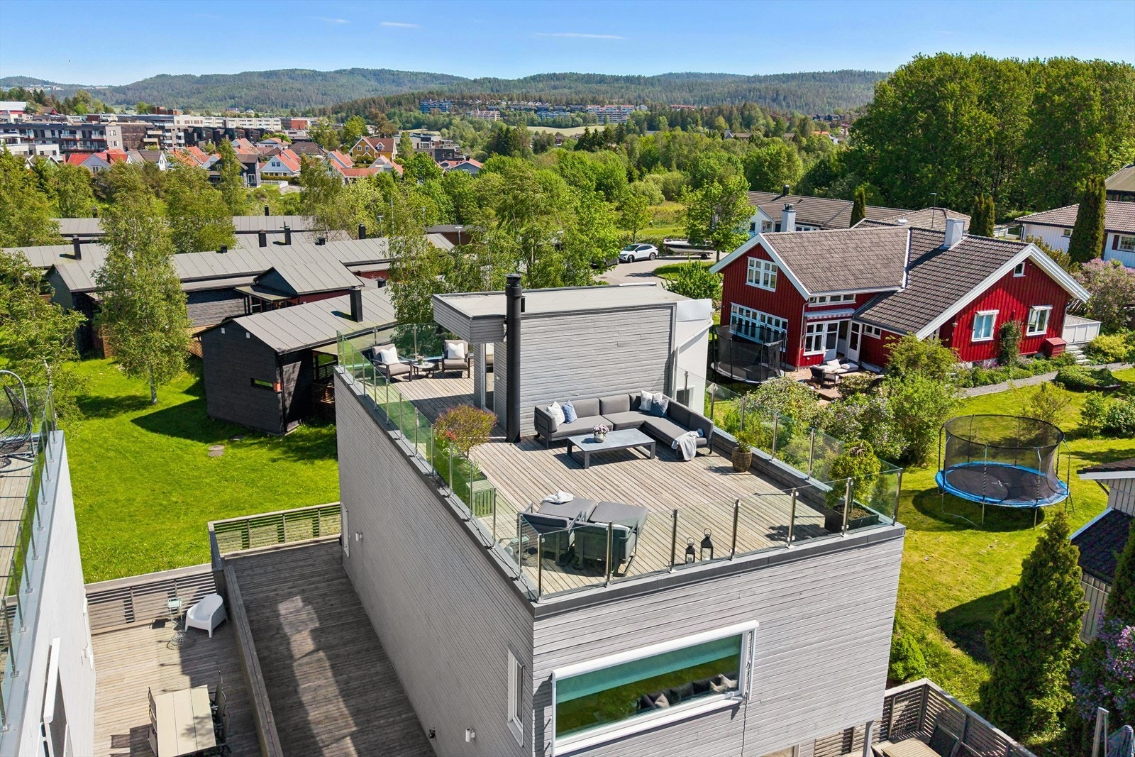 Med sin størrelse, beliggenhet og utsikt er dette en sjelden uteplass som setter et ekstra preg på boligen. Galleribilde