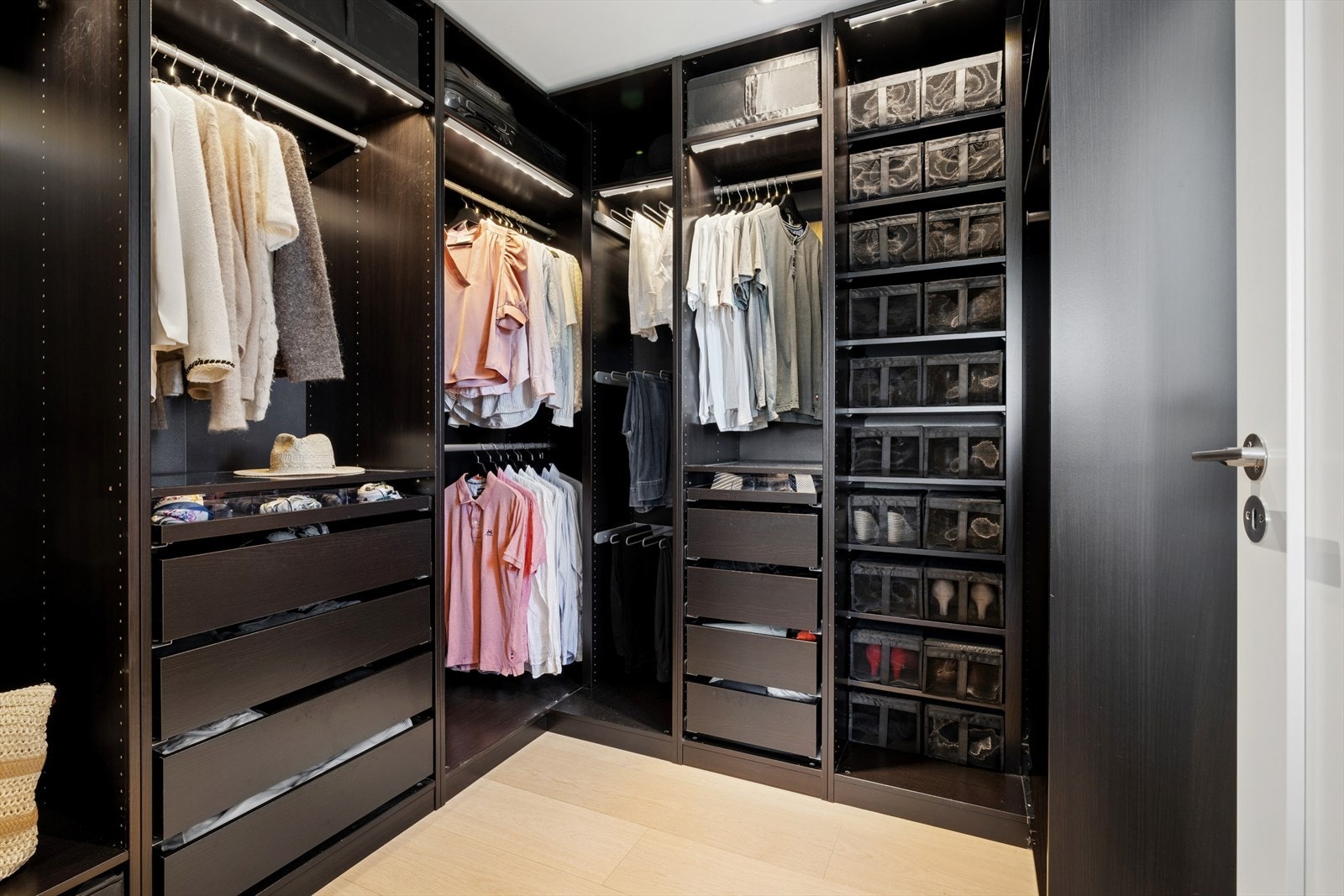 Hovedsoverommet er romslig og har tilknytning til egen garderobe med innredning som gir svært gode oppbevaringsmuligheter for klær, sko og tilbehør. Galleribilde