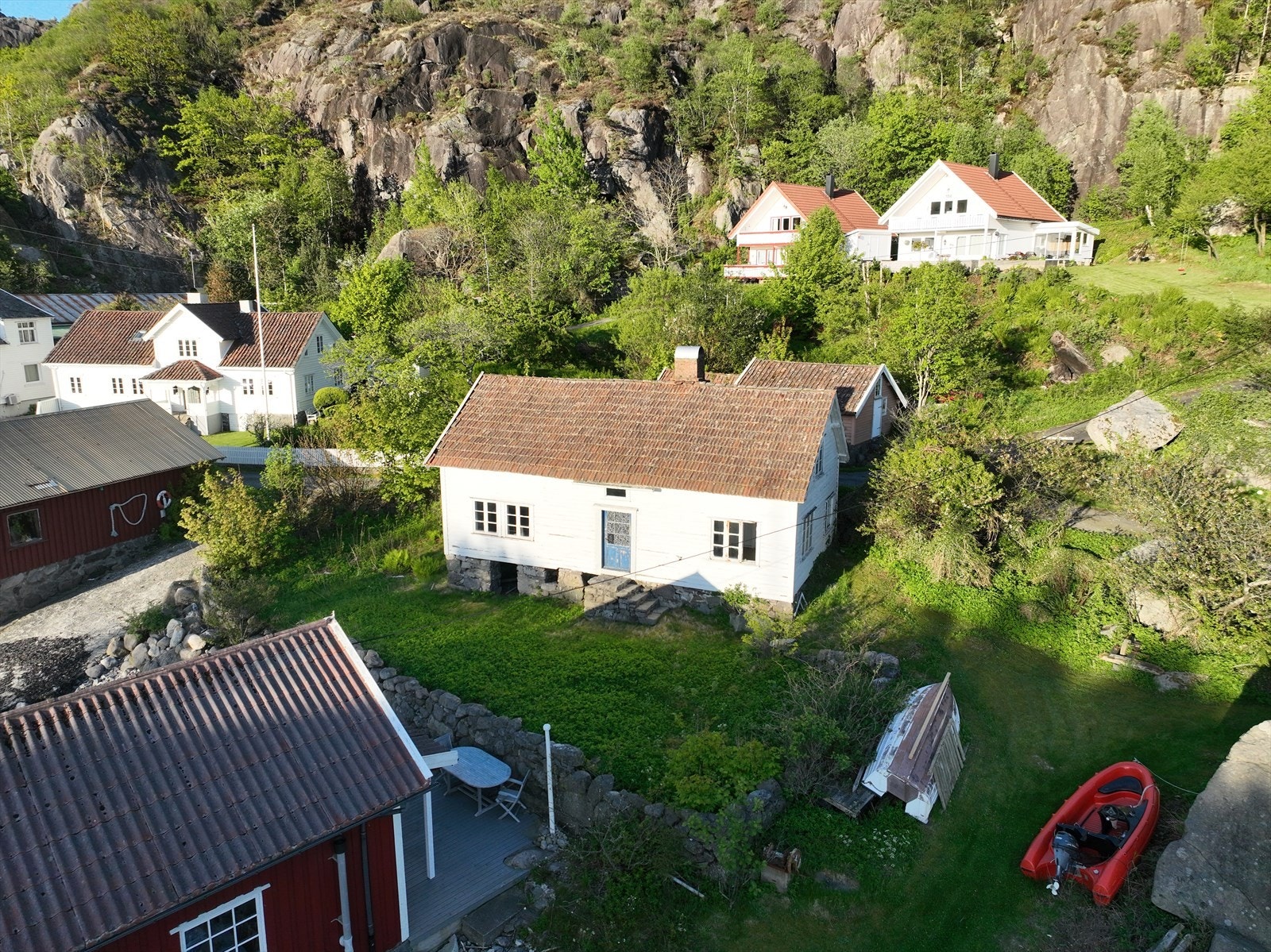 Bygningen har en tradisjonell konstruksjon med yttervegger i tømmer og en solid grunnmur av lødd naturstein. Galleribilde