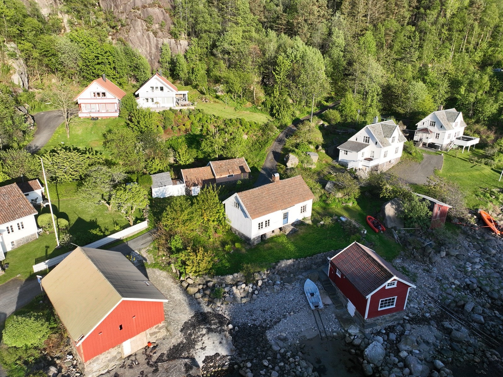 Sogndalstrand, med sine sjarmerende gater, nisjebutikker og serveringssteder, ligger en kort kjøretur unna. Galleribilde