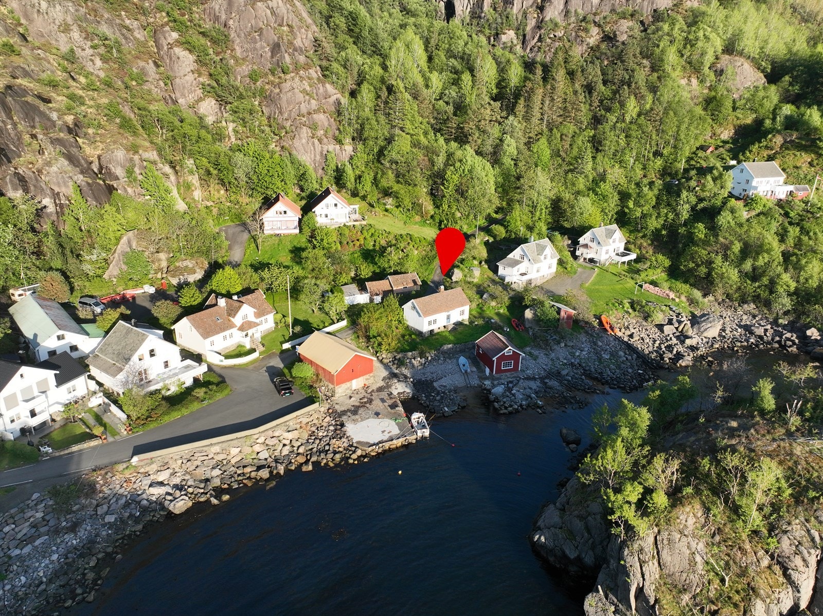 Beliggenhet rett utenfor Jøssingfjord, et område kjent for sin særegne natur og historiske betydning knyttet til Altmark-affæren. Galleribilde