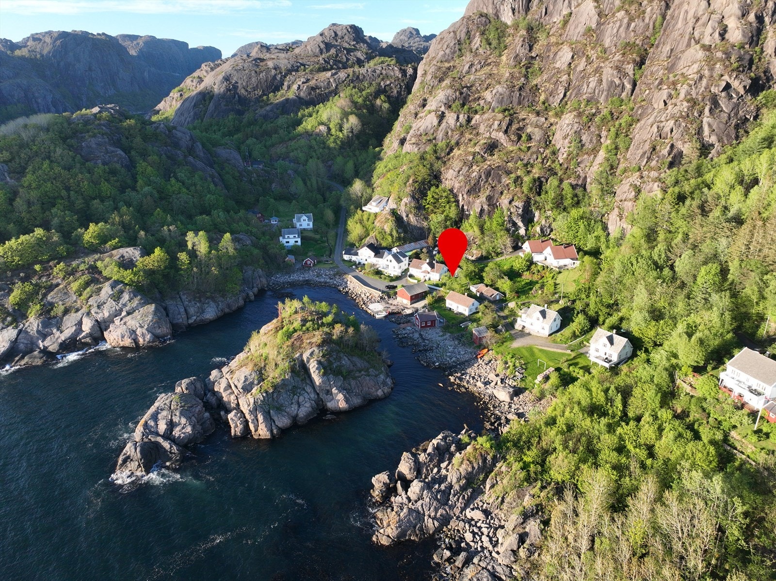 Fra eiendommen er det kort vei til kjente turmål som Brufjellhålene og turstier til Jøssingfjord Kystfort. Galleribilde
