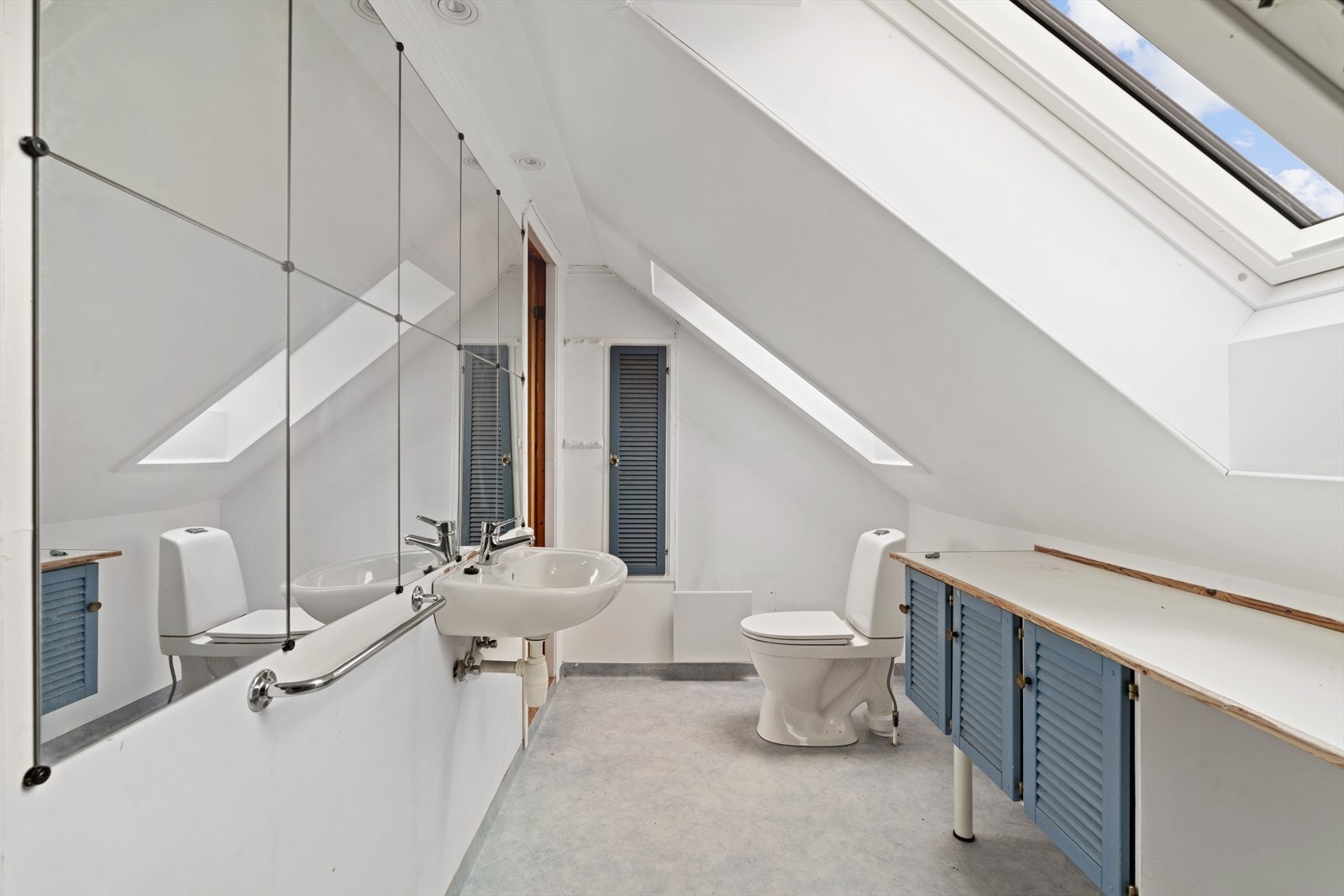 Badet i andre etasje er fra 1986 år og er utstyrt med toalett og servant. Galleribilde