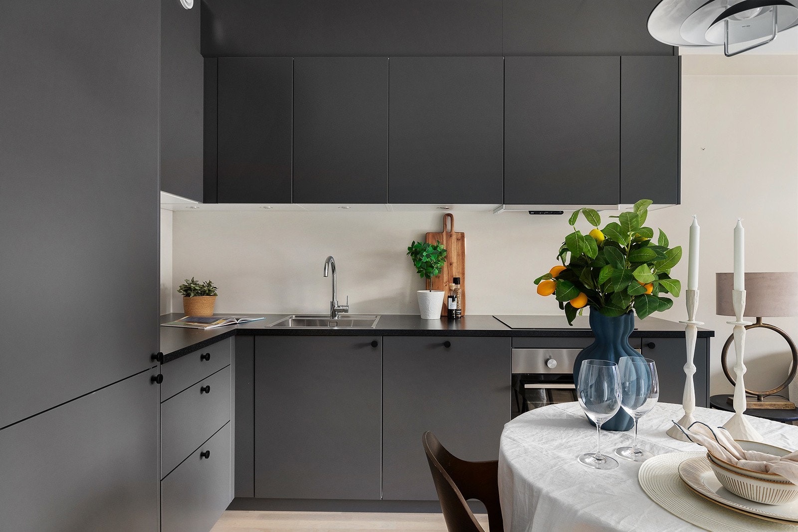 Kjøkkenet er moderne med slette fronter og benkeplate av laminat. Galleribilde