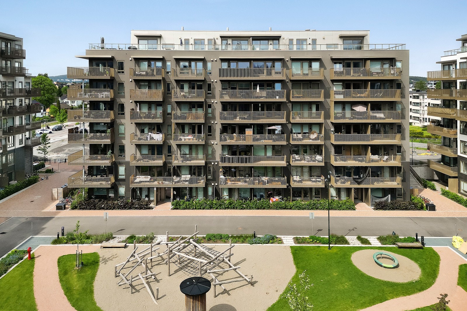 Utvendig bys det på moderne fasader og pent opparbeidet gårdsrom. Galleribilde