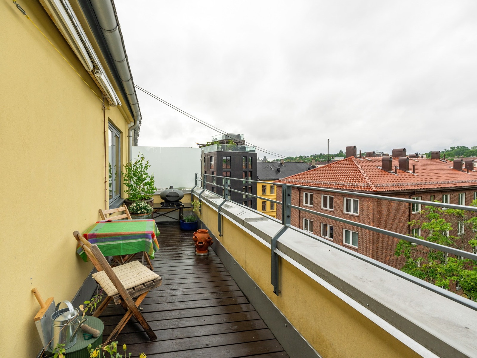 Det er både markise og plass til grill og møblement. Perfekt for norsk sommer! Galleribilde