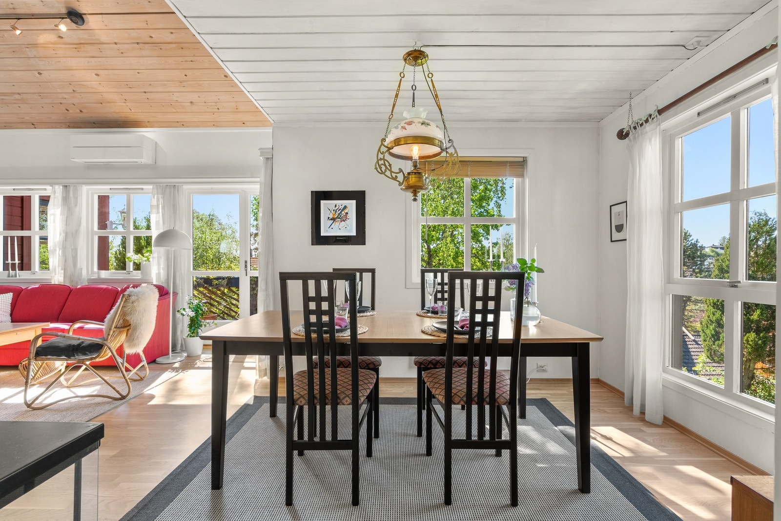 Åpen og sosial spisestue med flott lysinnslipp. Galleribilde