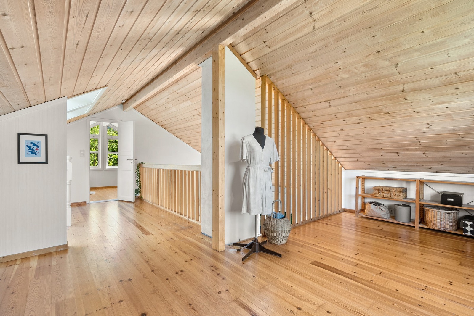 Sjarmerende loftsstue med skrå himling og 30 m² fordelt på loftsstue, kontor og kott for ytterligere oppbevaring. Galleribilde