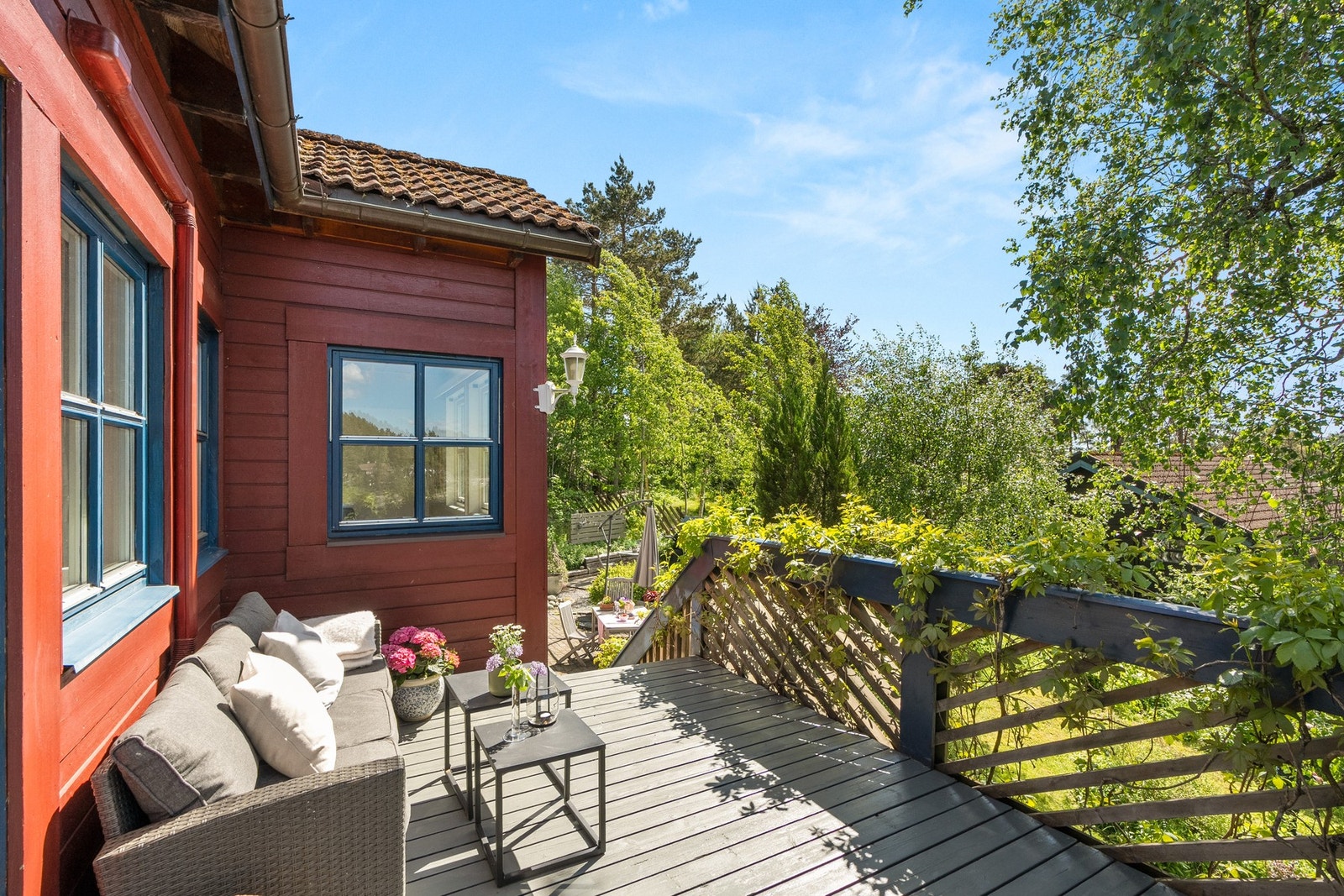 Verandaen er på ca. 13 m² med utsikt mot hagen og de grønne omgivelsene. Vestvendt plassering med gode solforhold. Galleribilde