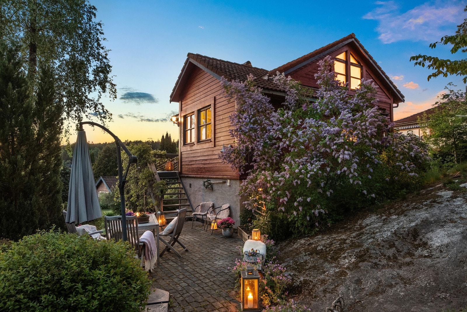 Terrassen og hagen tar seg flott ut på kvelden - her er det god plass til å nyte utelivet hele sommeren. Galleribilde