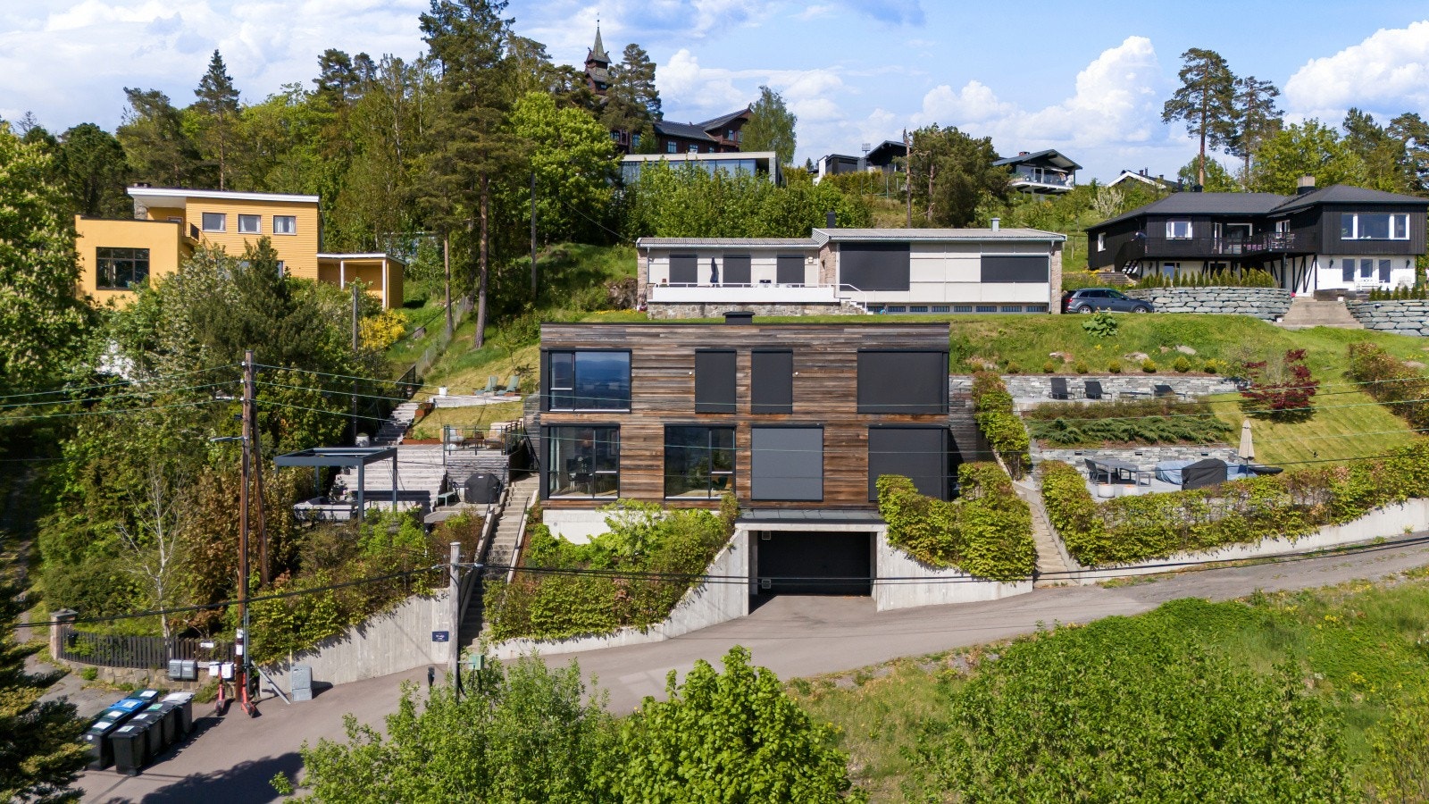 Både oppkjørsel og trapp til boligen er utstyrt med varmekabler for ekstra komfort og trygghet året rundt. Galleribilde