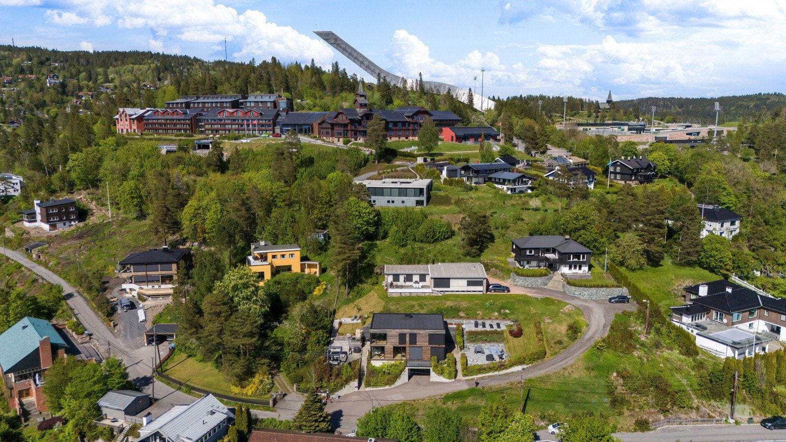 Eiendommen har særlige egenskaper med godt utnyttet uteområder i flere nivåer, jordvarme og eksklusive materialvalg. Galleribilde