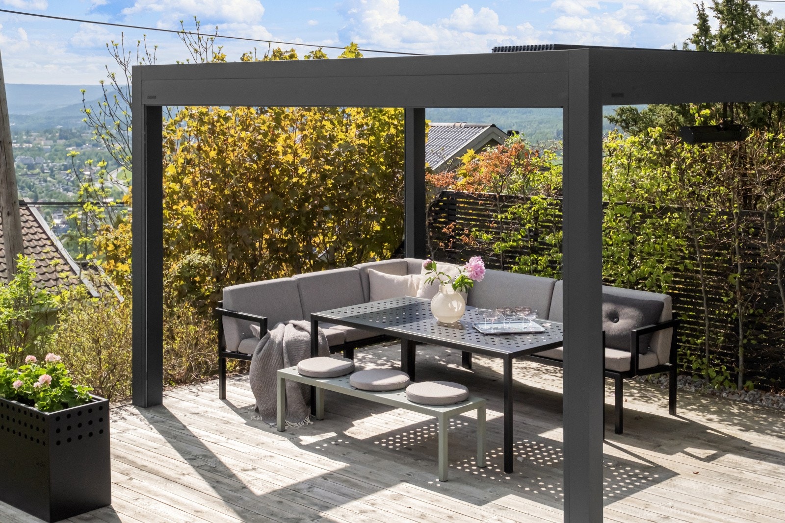 Eksklusiv pergola fra UTEdesign fra 2023, med motoriserte levegger, tak, varmelampe og strømuttak, som gjør det mulig å nyte uteområdet komfortabelt og forlenge sommersesongen. Galleribilde