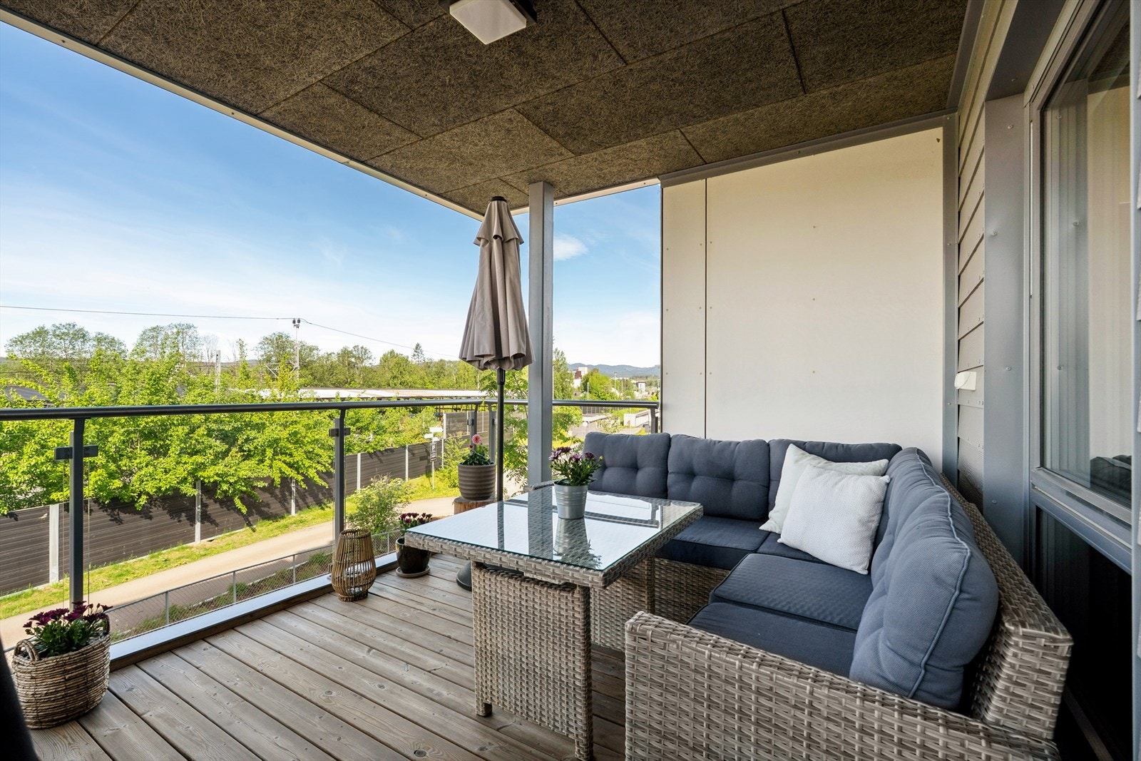 Leiligheten har en romslig, takoverbygget balkong på cirka 10 m² med utgang fra stuen. Galleribilde