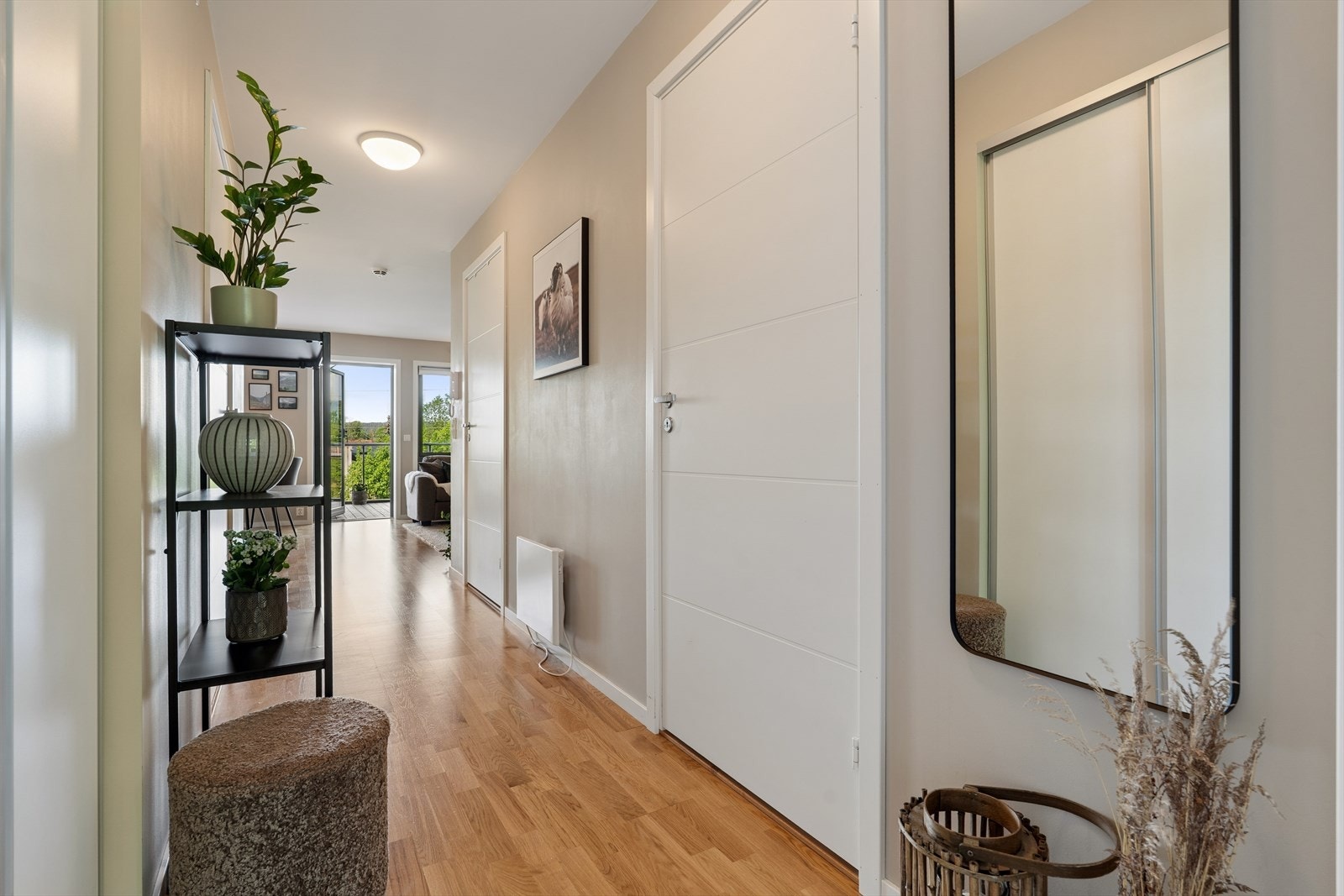 Entréen har plass til å henge fra seg yttertøy og sette fra seg sko, samt en praktisk skyvedørsvegg som skjuler tekniske installasjoner. Galleribilde