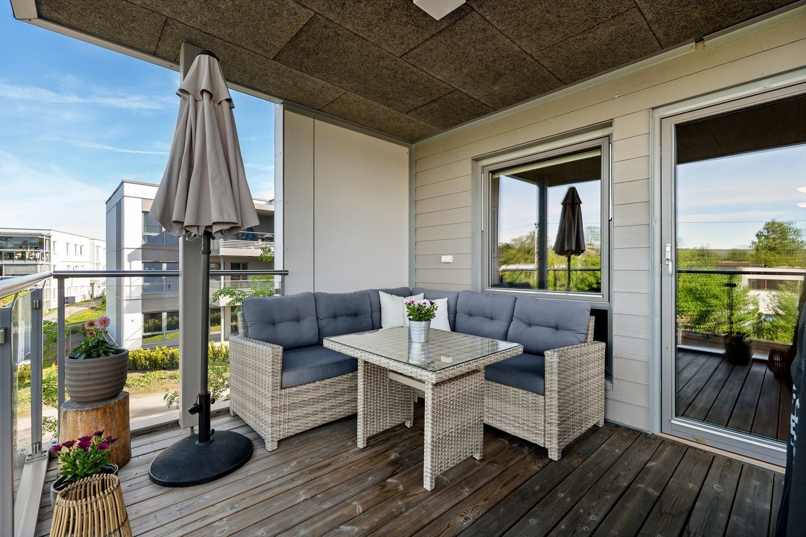 Den overbygde uteplassen har god plass til en sittegruppe. Galleribilde