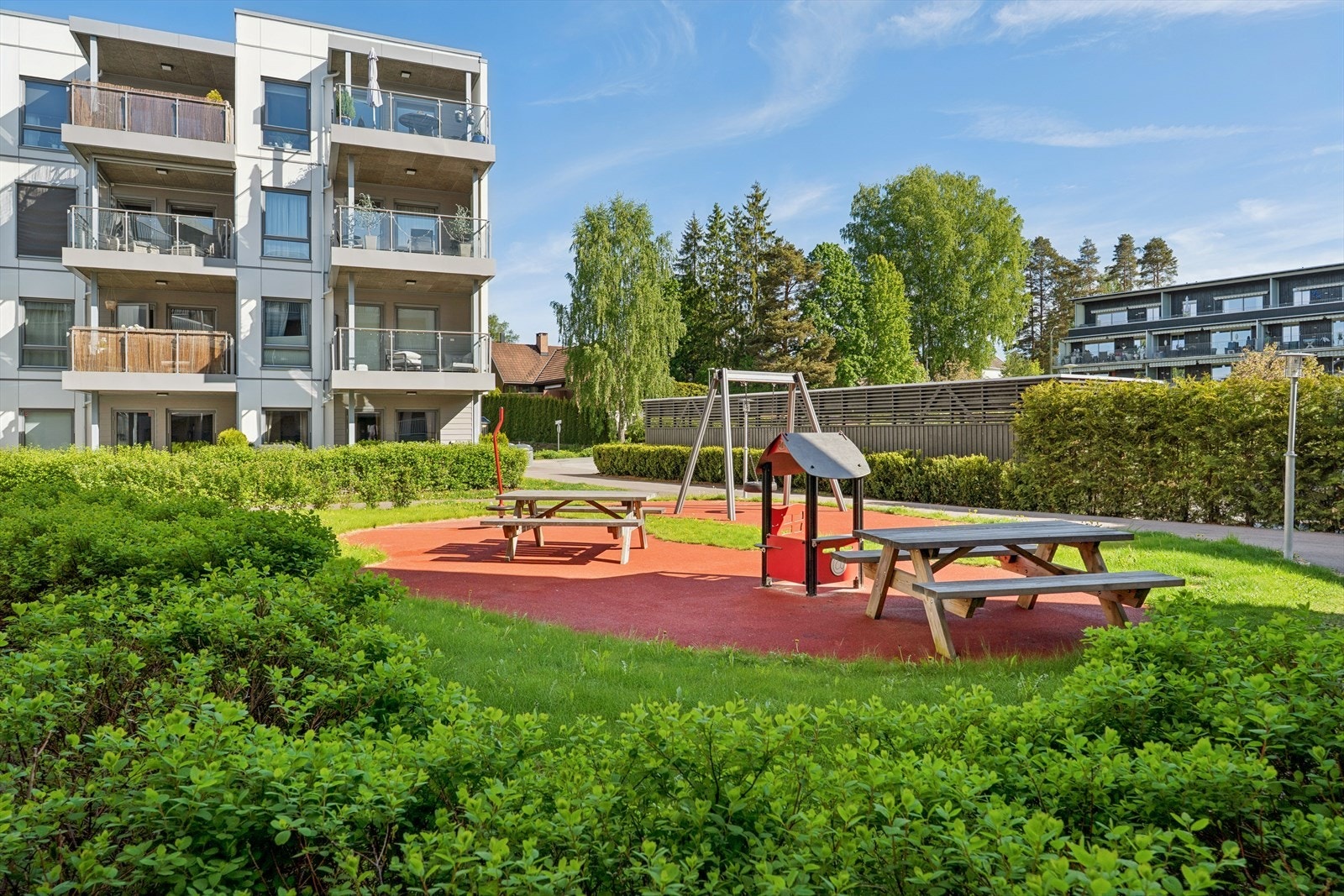 Sameiets fellesarealer er pent opparbeidet med blant annet lekeplass. Galleribilde