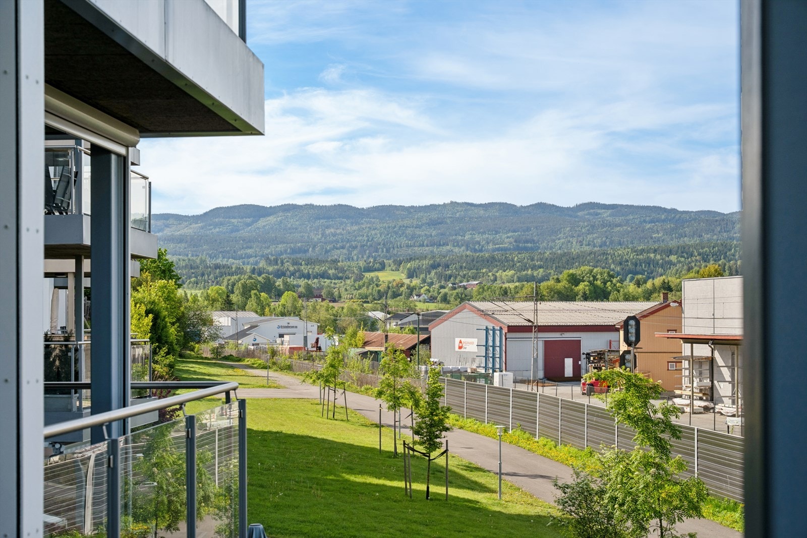Fra leiligheten er det utsikt mot grønne omgivelser, med nærhet til turmuligheter langs Drammenselva. Galleribilde