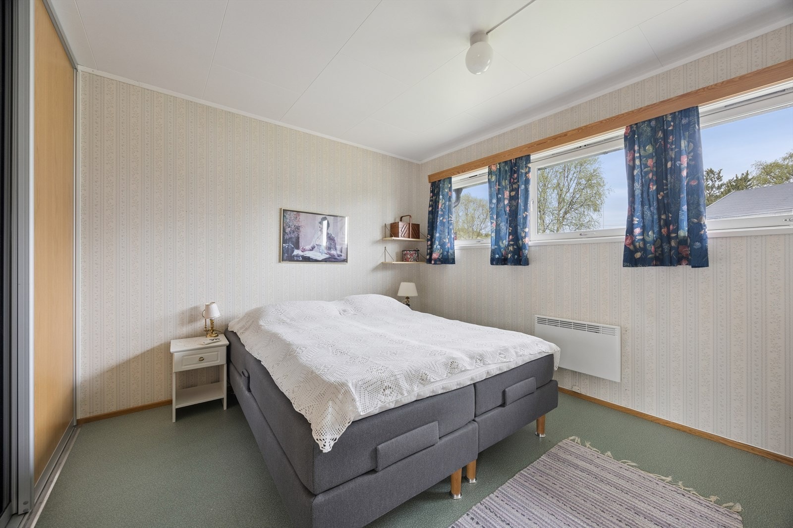 Boligen inneholder tre soverom. Dette er det største. Galleribilde