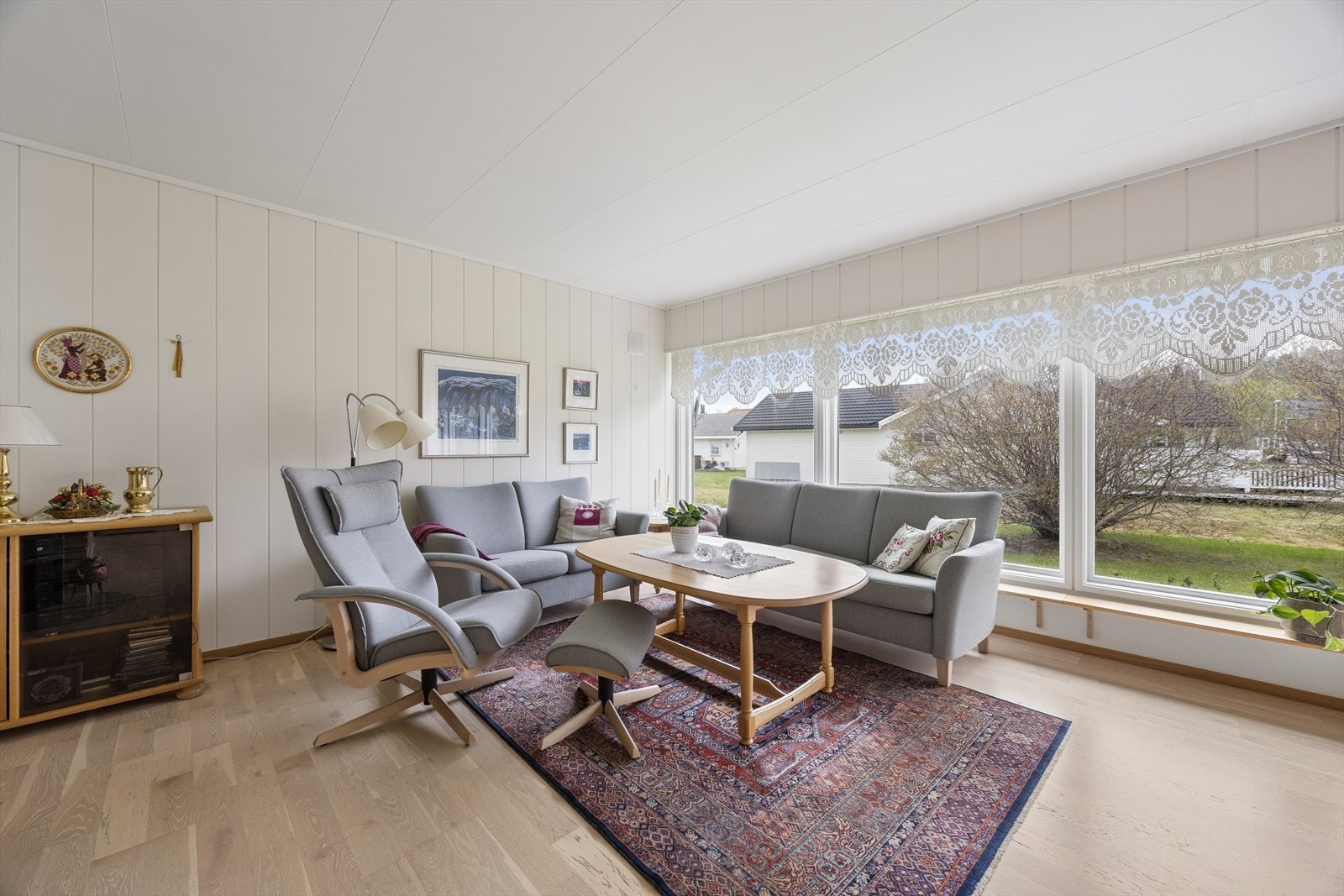 Stuen har god plass til flere sittegrupper. Galleribilde